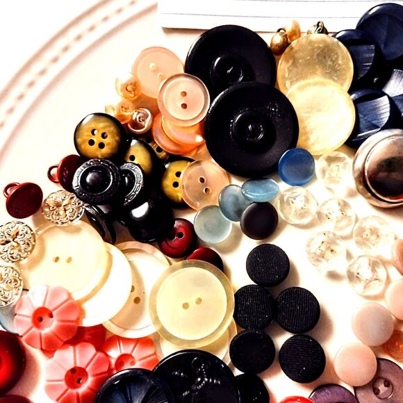 BUTTONS ~  1 Lb. Mixed LOT #1 ~ All Types, Sizes, Ages ~ INCLUDES SORTED SETS! - Picture 3 of 6